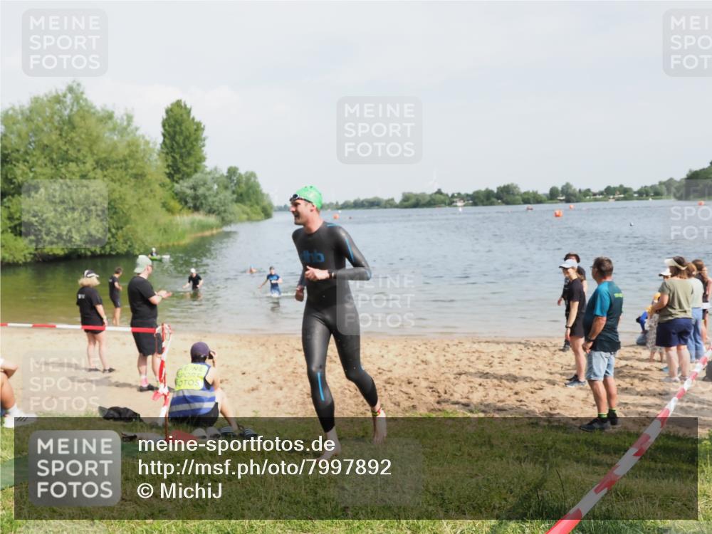 21.06.2025 - 27. Vierlanden-Triathlon MichiJ http://msf.ph/oto/7997892 15.06.2026 09:59:48 Schwimmen 266, 351, 358 meine-sportfotos.de