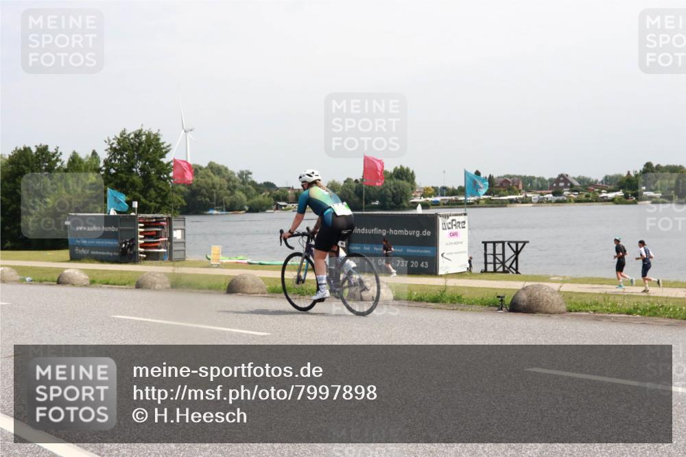 15.06.2025 - 27. Vierlanden-Triathlon H.Heesch http://msf.ph/oto/7997898 15.06.2025 11:34:27 Radfahren 806, 905 meine-sportfotos.de