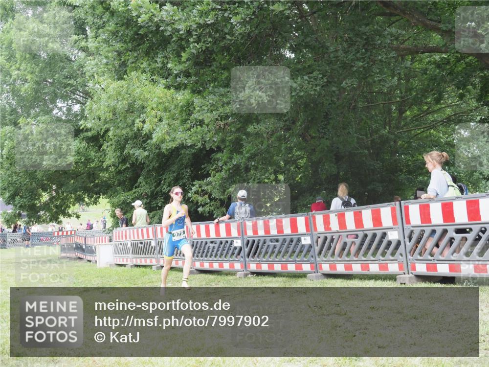 21.06.2025 - 27. Vierlanden-Triathlon KatJ http://msf.ph/oto/7997902 15.06.2025 12:52:07 Ziel 979 meine-sportfotos.de