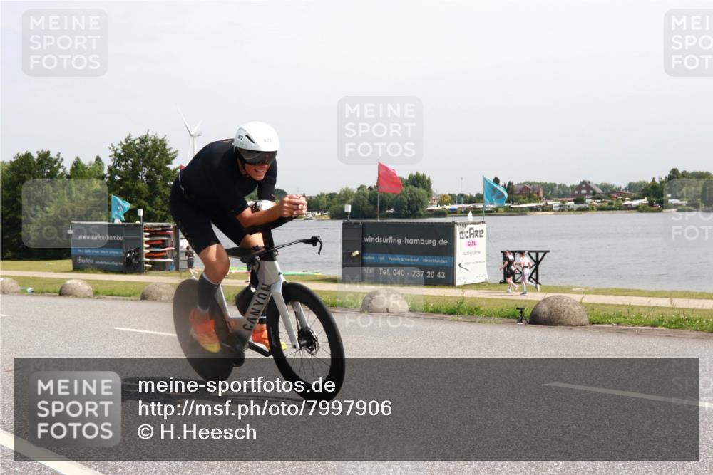 15.06.2025 - 27. Vierlanden-Triathlon H.Heesch http://msf.ph/oto/7997906 15.06.2025 11:34:32 Radfahren 250, 822, 905 meine-sportfotos.de