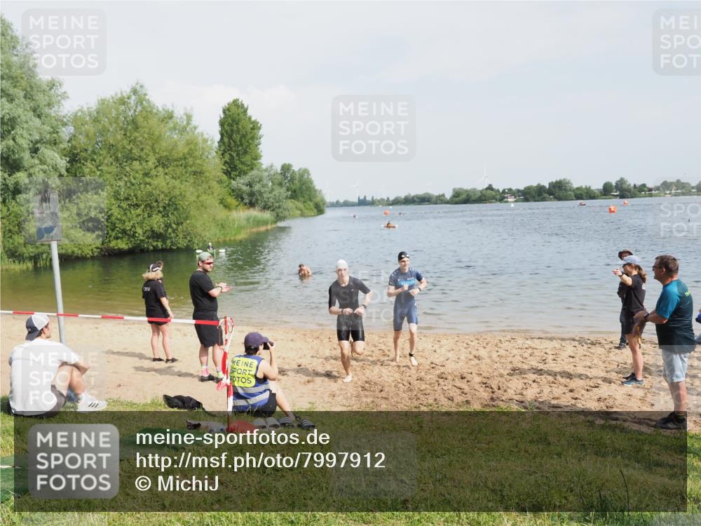 21.06.2025 - 27. Vierlanden-Triathlon MichiJ http://msf.ph/oto/7997912 15.06.2026 09:59:56 Schwimmen 351, 358 meine-sportfotos.de