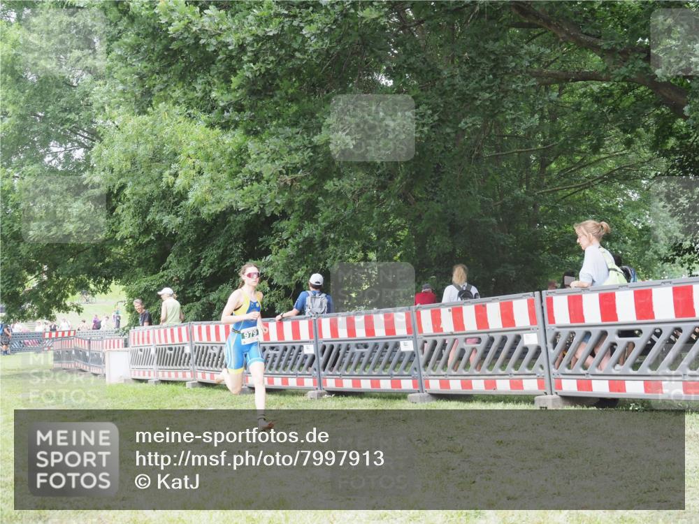 21.06.2025 - 27. Vierlanden-Triathlon KatJ http://msf.ph/oto/7997913 15.06.2025 12:52:07 Ziel 979 meine-sportfotos.de