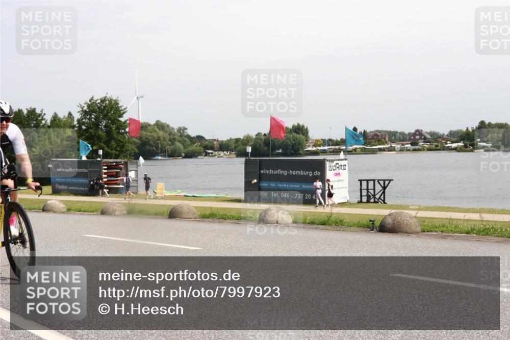 15.06.2025 - 27. Vierlanden-Triathlon H.Heesch http://msf.ph/oto/7997923 15.06.2025 11:34:33 Radfahren 250, 822, 905 meine-sportfotos.de