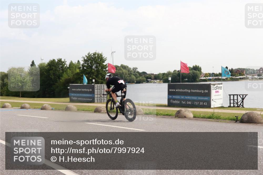 15.06.2025 - 27. Vierlanden-Triathlon H.Heesch http://msf.ph/oto/7997924 15.06.2025 09:43:07 Radfahren 25, 196, 220 meine-sportfotos.de
