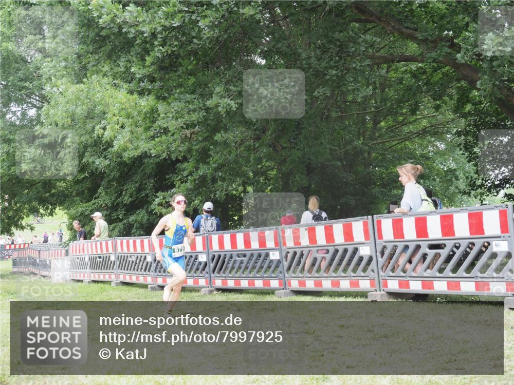 21.06.2025 - 27. Vierlanden-Triathlon KatJ http://msf.ph/oto/7997925 15.06.2025 12:52:07 Ziel 979 meine-sportfotos.de