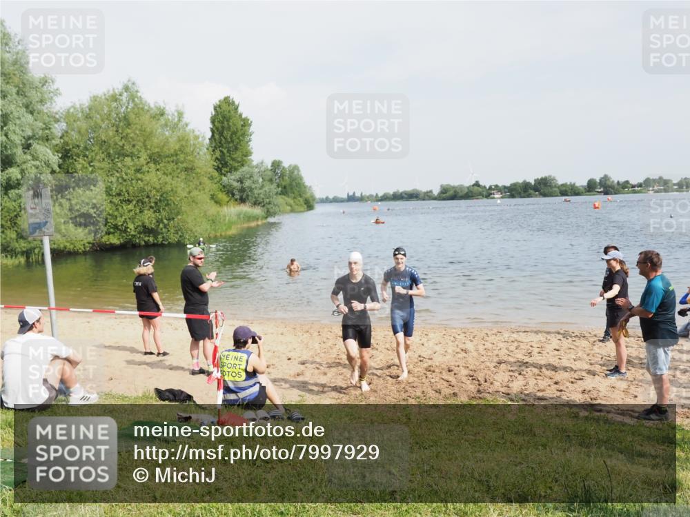 21.06.2025 - 27. Vierlanden-Triathlon MichiJ http://msf.ph/oto/7997929 15.06.2026 09:59:56 Schwimmen 351, 358 meine-sportfotos.de