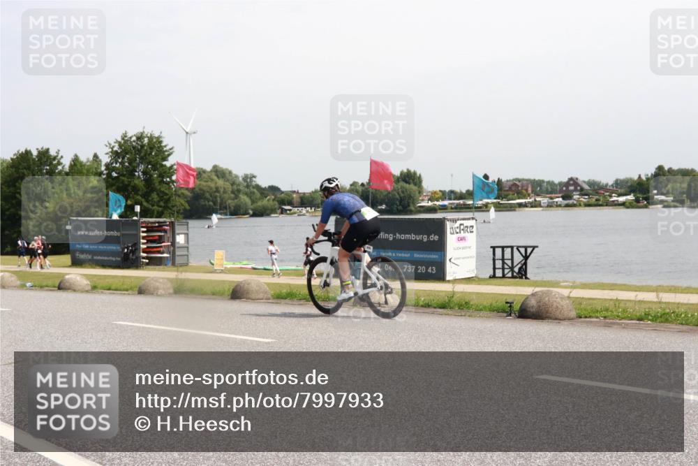 15.06.2025 - 27. Vierlanden-Triathlon H.Heesch http://msf.ph/oto/7997933 15.06.2025 11:34:37 Radfahren 250, 740, 822 meine-sportfotos.de