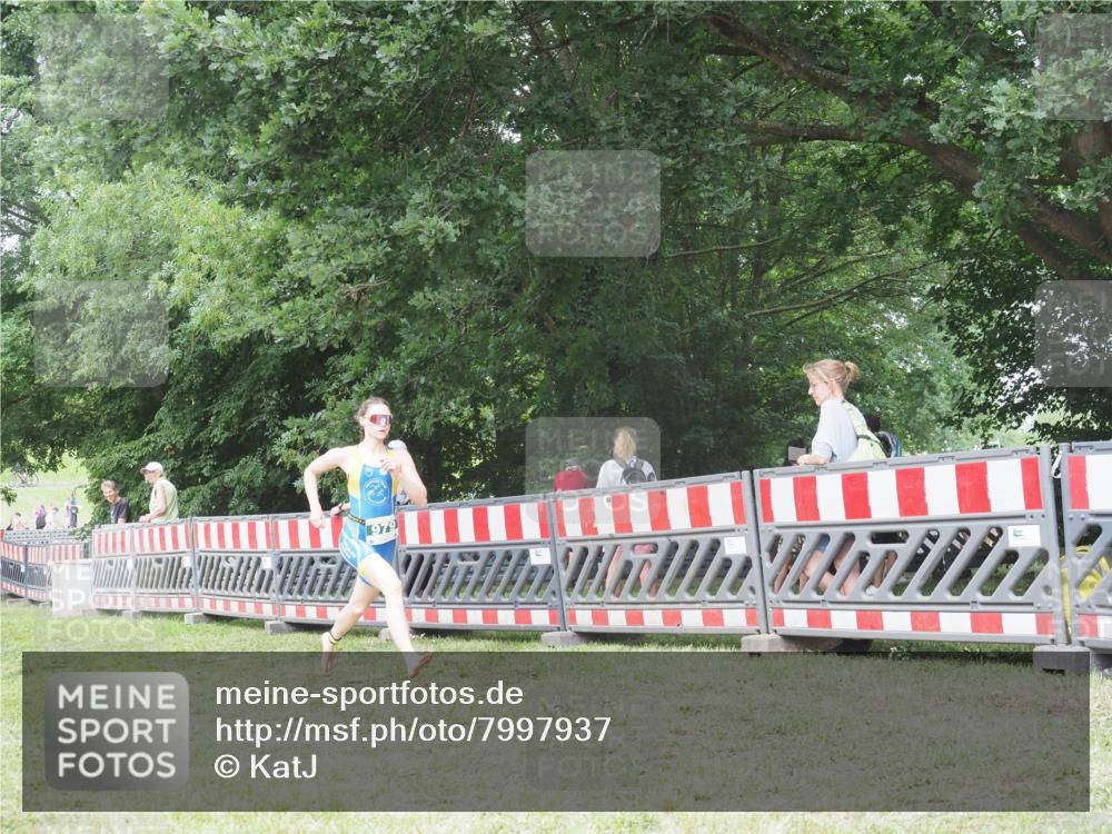 21.06.2025 - 27. Vierlanden-Triathlon KatJ http://msf.ph/oto/7997937 15.06.2025 12:52:07 Ziel 979 meine-sportfotos.de