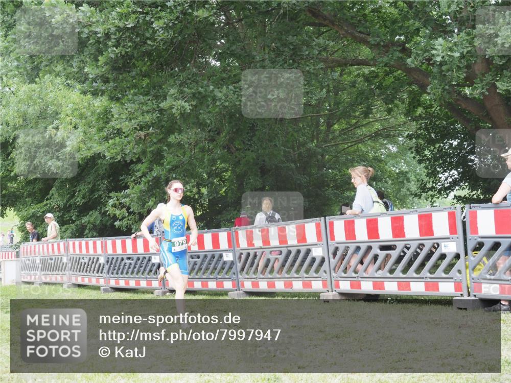 21.06.2025 - 27. Vierlanden-Triathlon KatJ http://msf.ph/oto/7997947 15.06.2025 12:52:07 Ziel 979 meine-sportfotos.de