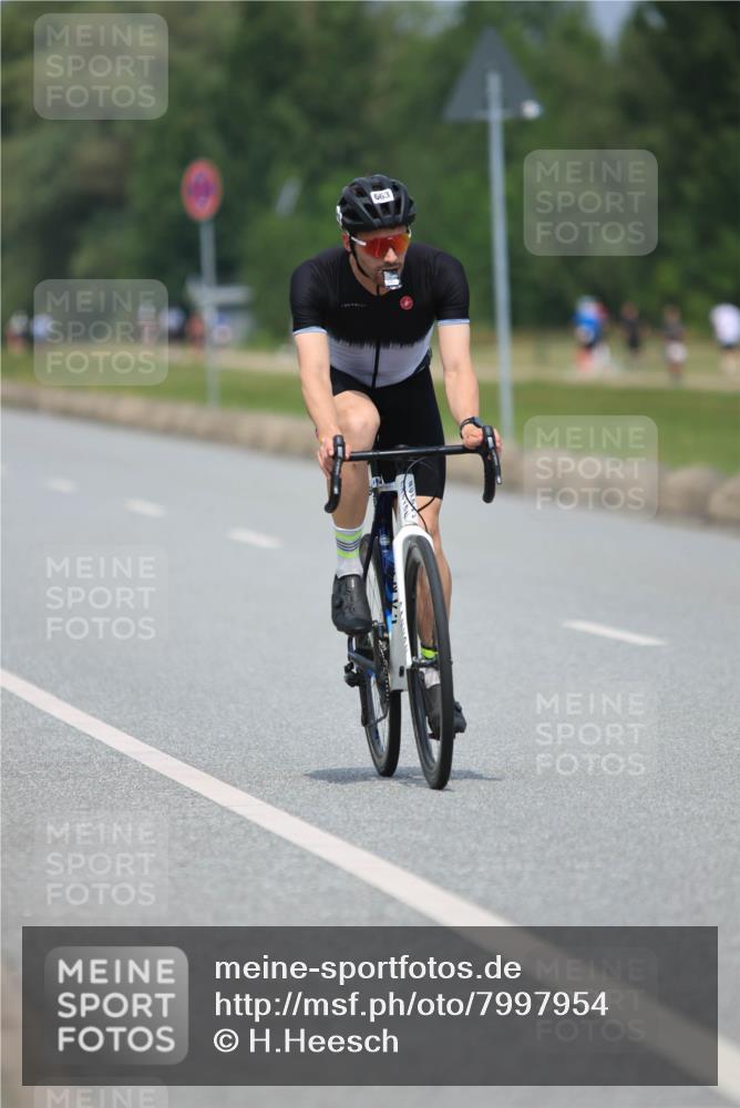 21.06.2025 - 27. Vierlanden-Triathlon H.Heesch http://msf.ph/oto/7997954 15.06.2025 12:26:35 Radfahren 663, 946 meine-sportfotos.de