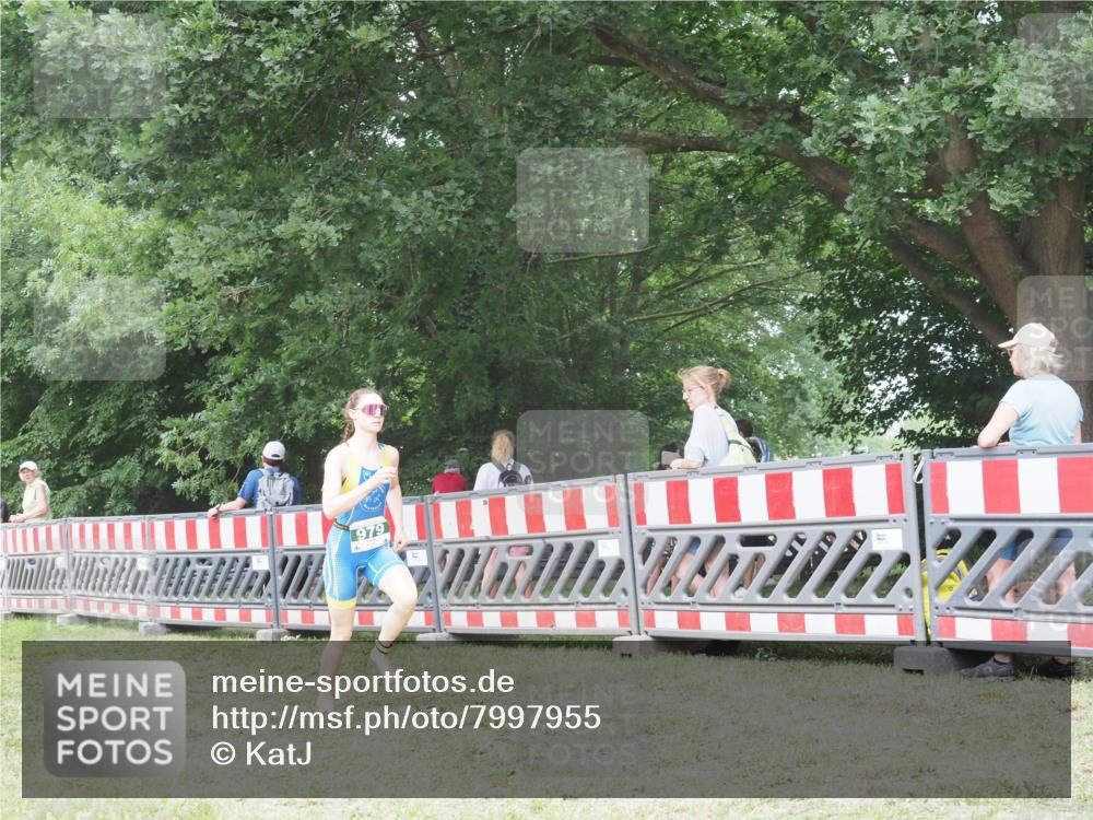 21.06.2025 - 27. Vierlanden-Triathlon KatJ http://msf.ph/oto/7997955 15.06.2025 12:52:07 Ziel 979 meine-sportfotos.de