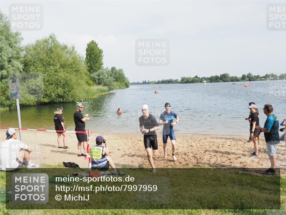 21.06.2025 - 27. Vierlanden-Triathlon MichiJ http://msf.ph/oto/7997959 15.06.2026 09:59:56 Schwimmen 351, 358 meine-sportfotos.de