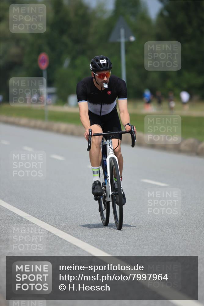 21.06.2025 - 27. Vierlanden-Triathlon H.Heesch http://msf.ph/oto/7997964 15.06.2025 12:26:36 Radfahren 663, 946, 985 meine-sportfotos.de