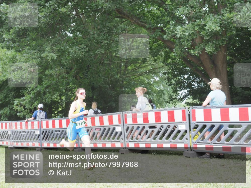 21.06.2025 - 27. Vierlanden-Triathlon KatJ http://msf.ph/oto/7997968 15.06.2025 12:52:07 Ziel 979 meine-sportfotos.de