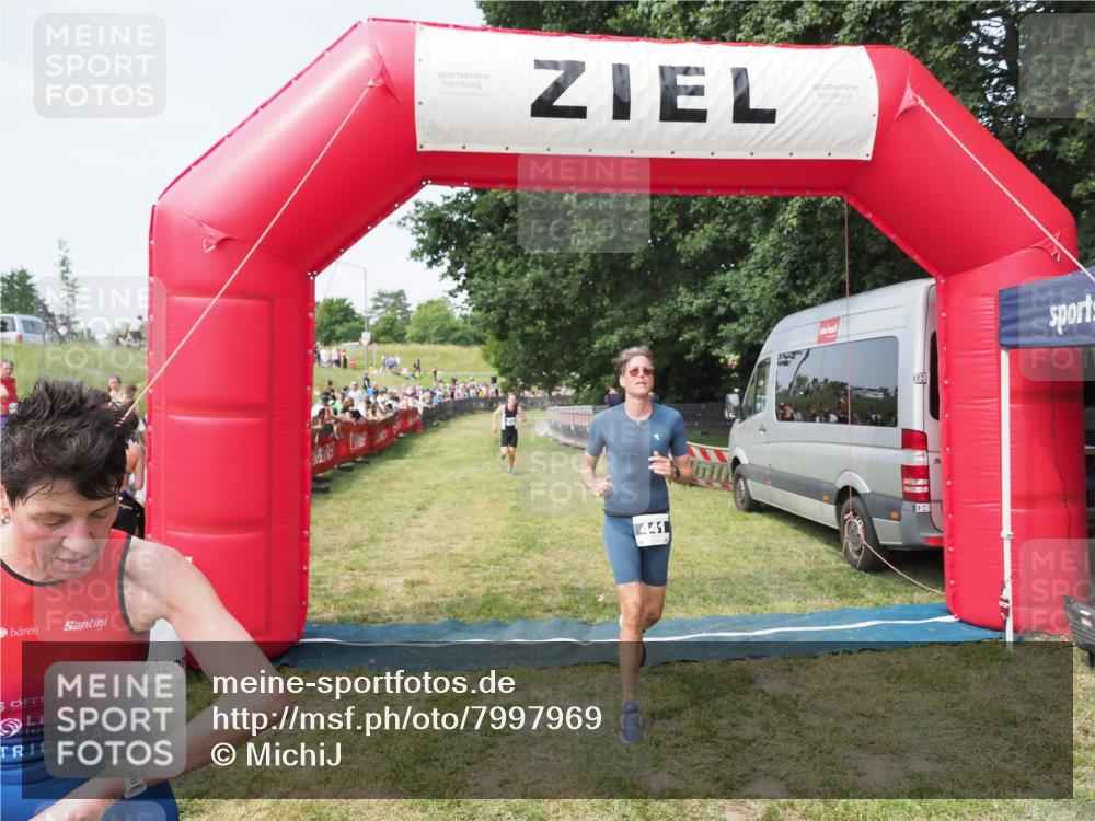 21.06.2025 - 27. Vierlanden-Triathlon MichiJ http://msf.ph/oto/7997969 15.06.2026 11:21:05 Ziel 409, 441, 512 meine-sportfotos.de
