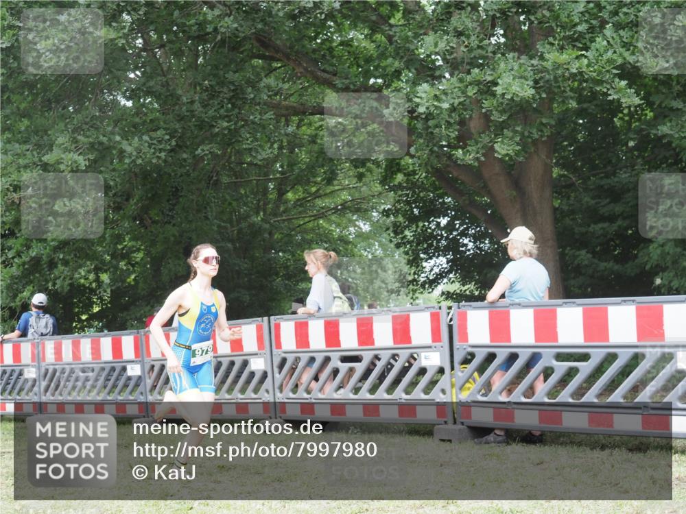 21.06.2025 - 27. Vierlanden-Triathlon KatJ http://msf.ph/oto/7997980 15.06.2025 12:52:07 Ziel 979 meine-sportfotos.de