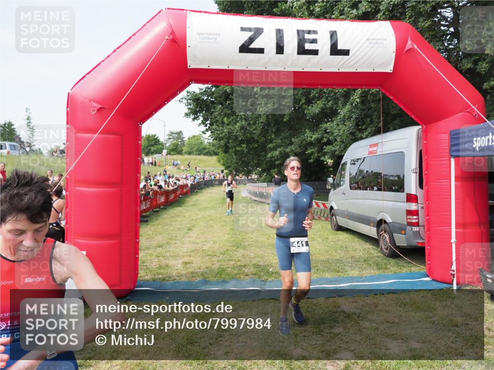 21.06.2025 - 27. Vierlanden-Triathlon MichiJ http://msf.ph/oto/7997984 15.06.2026 11:21:05 Ziel 409, 441, 512 meine-sportfotos.de