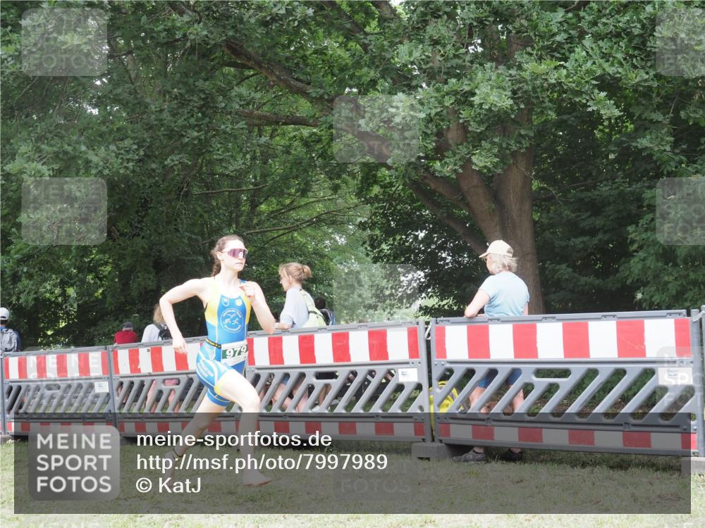 21.06.2025 - 27. Vierlanden-Triathlon KatJ http://msf.ph/oto/7997989 15.06.2025 12:52:08 Ziel 979 meine-sportfotos.de