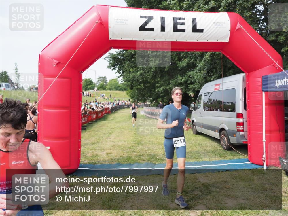 21.06.2025 - 27. Vierlanden-Triathlon MichiJ http://msf.ph/oto/7997997 15.06.2026 11:21:06 Ziel 409, 441, 512 meine-sportfotos.de