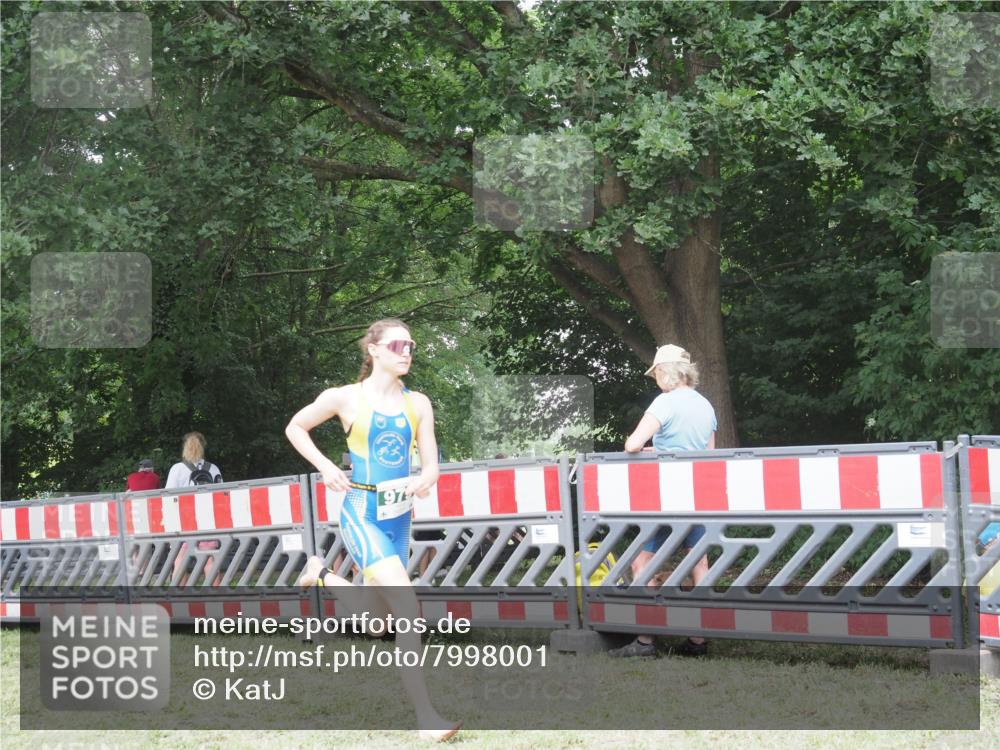 21.06.2025 - 27. Vierlanden-Triathlon KatJ http://msf.ph/oto/7998001 15.06.2025 12:52:08 Ziel 979 meine-sportfotos.de
