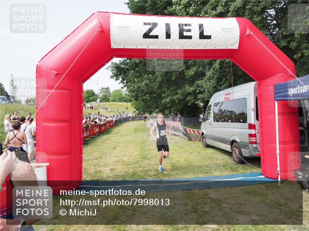 21.06.2025 - 27. Vierlanden-Triathlon MichiJ http://msf.ph/oto/7998013 15.06.2026 11:21:08 Ziel 409, 441 meine-sportfotos.de