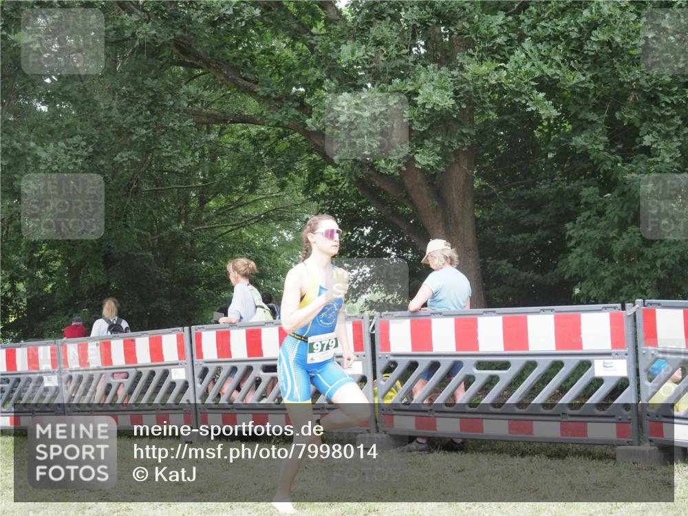 21.06.2025 - 27. Vierlanden-Triathlon KatJ http://msf.ph/oto/7998014 15.06.2025 12:52:08 Ziel 979 meine-sportfotos.de