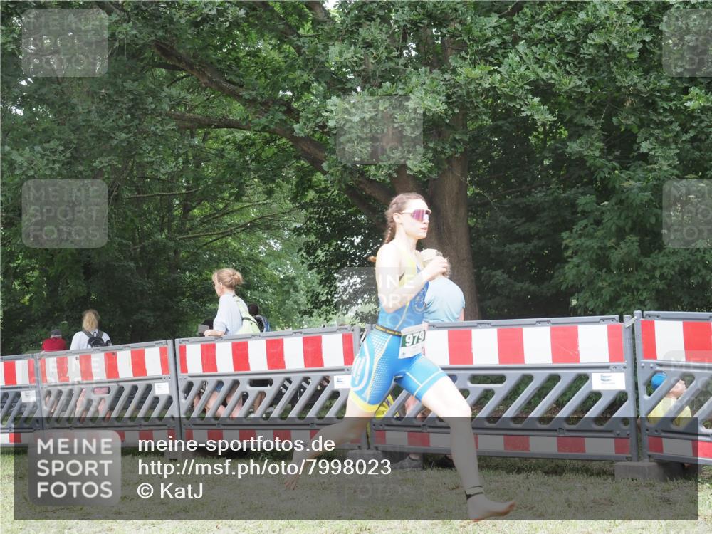 21.06.2025 - 27. Vierlanden-Triathlon KatJ http://msf.ph/oto/7998023 15.06.2025 12:52:08 Ziel 979 meine-sportfotos.de