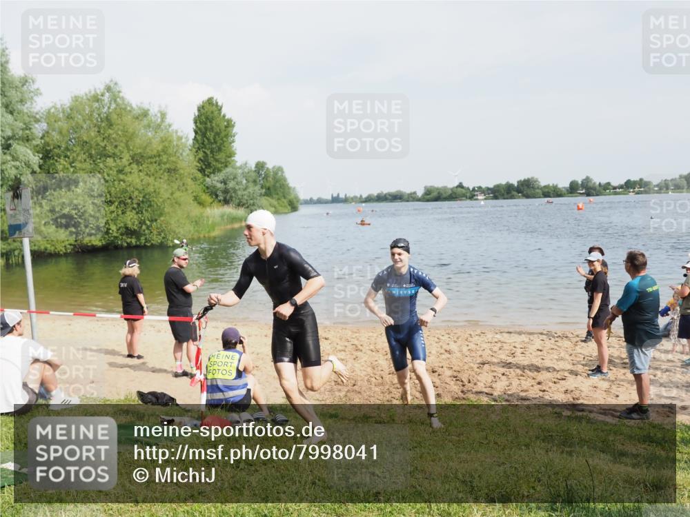 21.06.2025 - 27. Vierlanden-Triathlon MichiJ http://msf.ph/oto/7998041 15.06.2026 09:59:57 Schwimmen 351, 358 meine-sportfotos.de