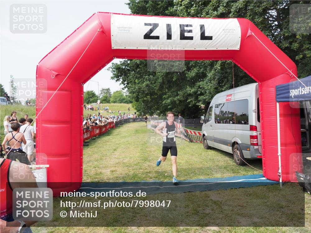 21.06.2025 - 27. Vierlanden-Triathlon MichiJ http://msf.ph/oto/7998047 15.06.2026 11:21:08 Ziel 409, 441 meine-sportfotos.de
