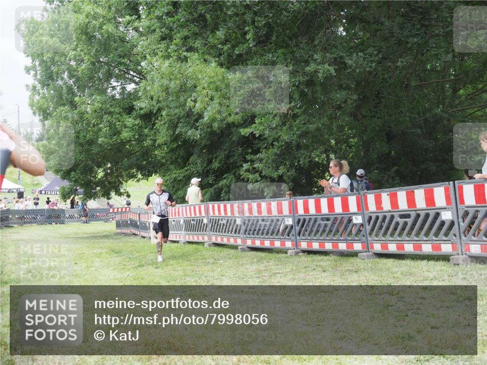 21.06.2025 - 27. Vierlanden-Triathlon KatJ http://msf.ph/oto/7998056 15.06.2025 12:52:33 Ziel 735 meine-sportfotos.de