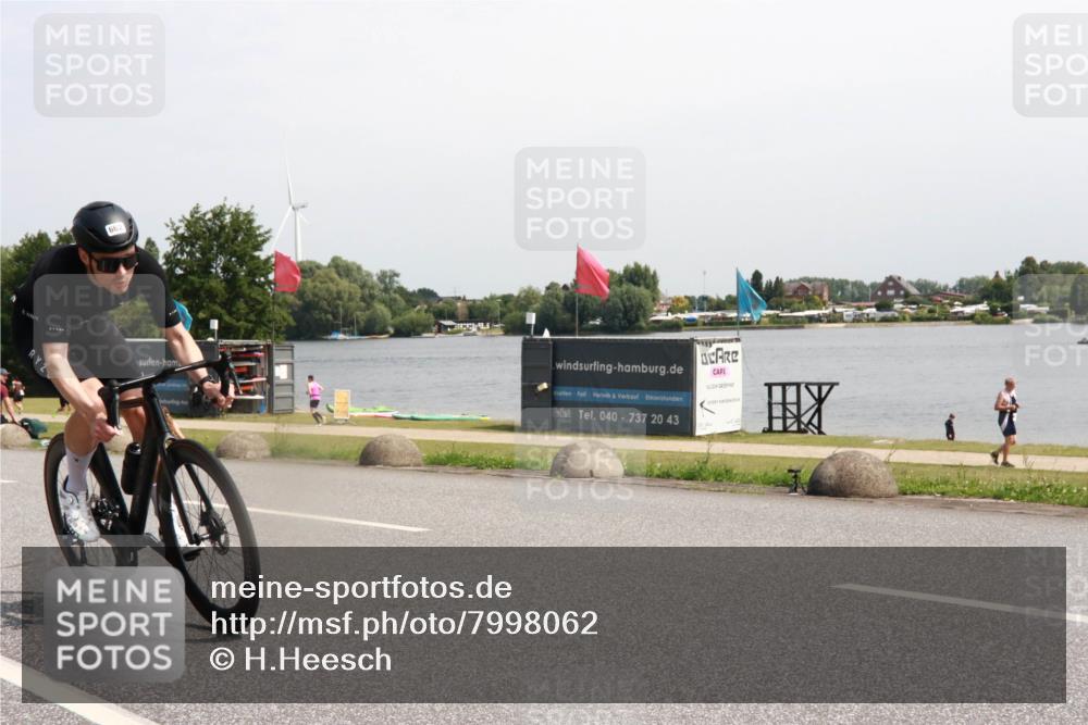 15.06.2025 - 27. Vierlanden-Triathlon H.Heesch http://msf.ph/oto/7998062 15.06.2025 11:35:07 Radfahren 662, 715 meine-sportfotos.de