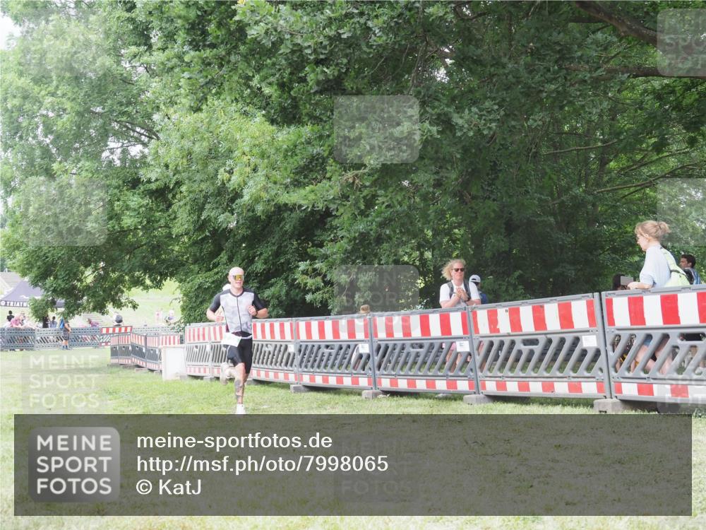21.06.2025 - 27. Vierlanden-Triathlon KatJ http://msf.ph/oto/7998065 15.06.2025 12:52:33 Ziel 735 meine-sportfotos.de