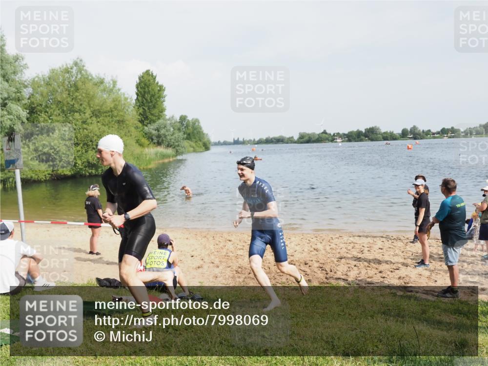 21.06.2025 - 27. Vierlanden-Triathlon MichiJ http://msf.ph/oto/7998069 15.06.2026 09:59:58 Schwimmen 351, 358 meine-sportfotos.de