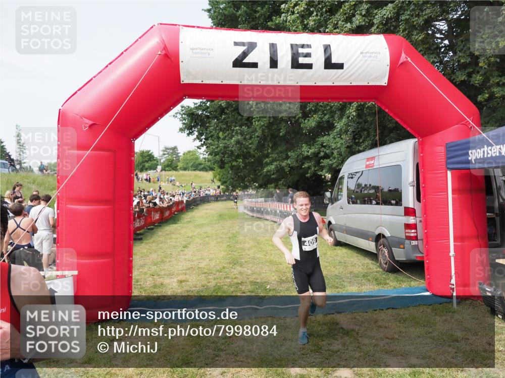 21.06.2025 - 27. Vierlanden-Triathlon MichiJ http://msf.ph/oto/7998084 15.06.2026 11:21:09 Ziel 409, 441 meine-sportfotos.de