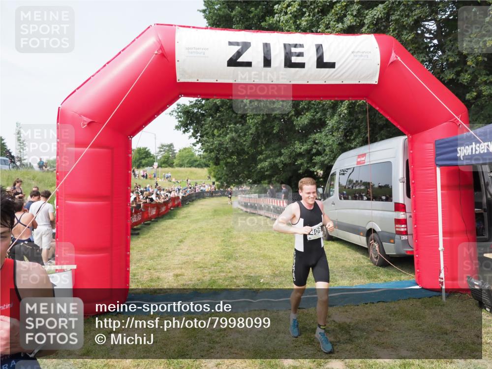 21.06.2025 - 27. Vierlanden-Triathlon MichiJ http://msf.ph/oto/7998099 15.06.2026 11:21:09 Ziel 409, 441 meine-sportfotos.de