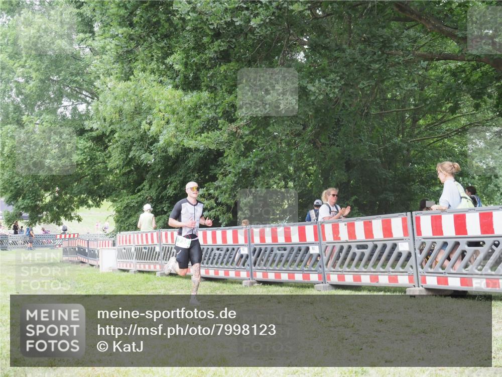 21.06.2025 - 27. Vierlanden-Triathlon KatJ http://msf.ph/oto/7998123 15.06.2025 12:52:34 Ziel 735 meine-sportfotos.de