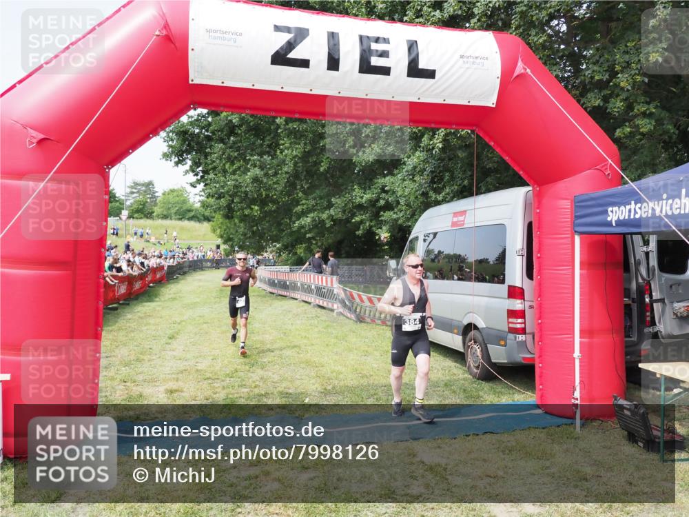 21.06.2025 - 27. Vierlanden-Triathlon MichiJ http://msf.ph/oto/7998126 15.06.2026 11:21:46 Ziel 384, 407 meine-sportfotos.de