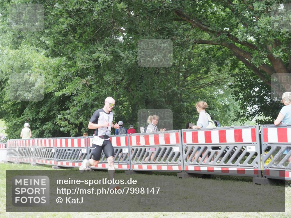 21.06.2025 - 27. Vierlanden-Triathlon KatJ http://msf.ph/oto/7998147 15.06.2025 12:52:34 Ziel 735 meine-sportfotos.de