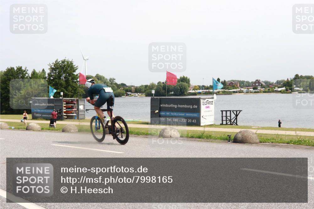 15.06.2025 - 27. Vierlanden-Triathlon H.Heesch http://msf.ph/oto/7998165 15.06.2025 11:35:23 Radfahren 695, 730, 922 meine-sportfotos.de