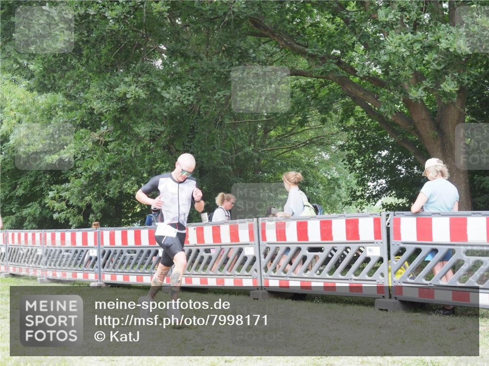 21.06.2025 - 27. Vierlanden-Triathlon KatJ http://msf.ph/oto/7998171 15.06.2025 12:52:35 Ziel 735 meine-sportfotos.de