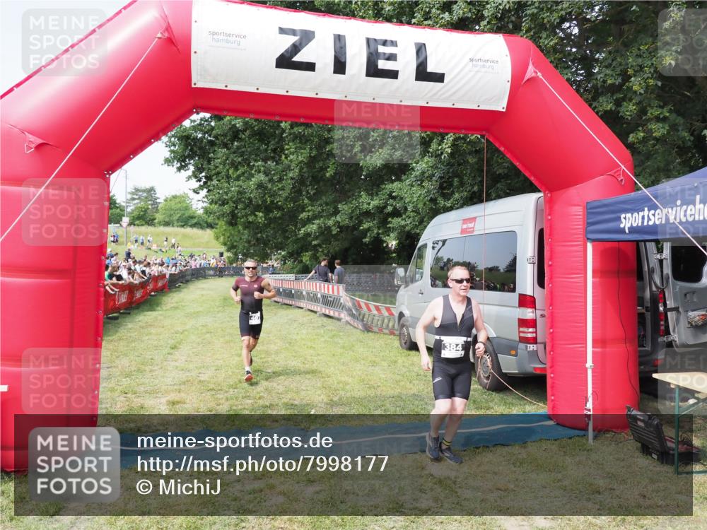 21.06.2025 - 27. Vierlanden-Triathlon MichiJ http://msf.ph/oto/7998177 15.06.2026 11:21:46 Ziel 384, 407 meine-sportfotos.de