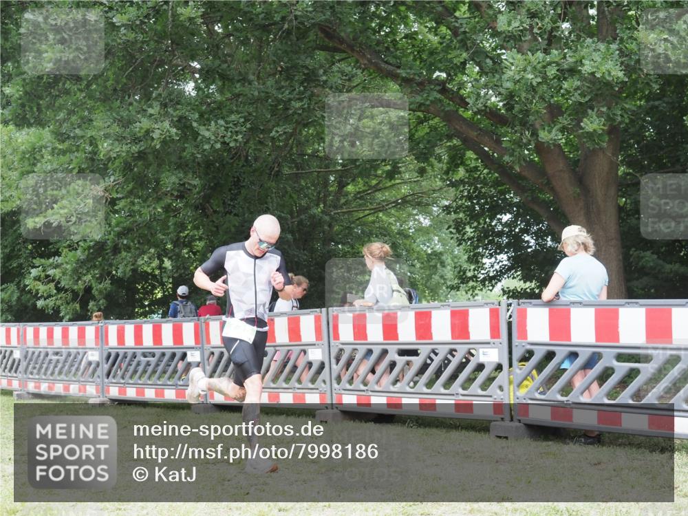 21.06.2025 - 27. Vierlanden-Triathlon KatJ http://msf.ph/oto/7998186 15.06.2025 12:52:35 Ziel 735 meine-sportfotos.de