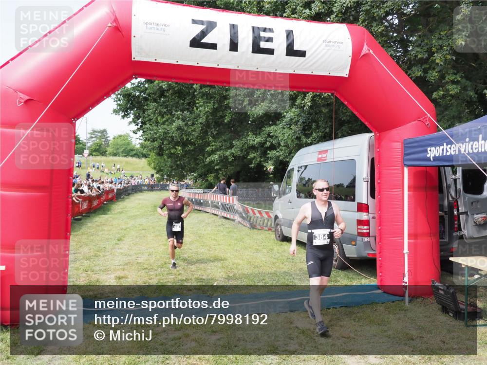 21.06.2025 - 27. Vierlanden-Triathlon MichiJ http://msf.ph/oto/7998192 15.06.2026 11:21:47 Ziel 384, 407 meine-sportfotos.de