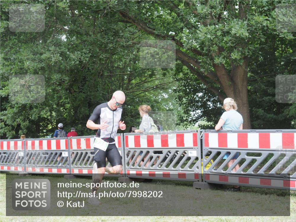 21.06.2025 - 27. Vierlanden-Triathlon KatJ http://msf.ph/oto/7998202 15.06.2025 12:52:35 Ziel 735 meine-sportfotos.de