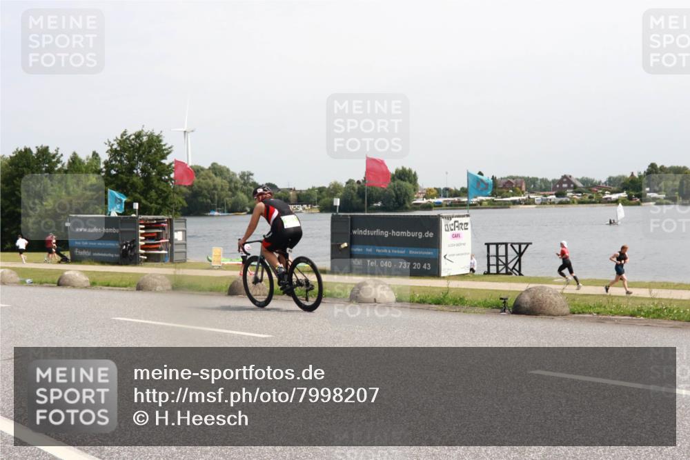 15.06.2025 - 27. Vierlanden-Triathlon H.Heesch http://msf.ph/oto/7998207 15.06.2025 11:35:41 Radfahren 705, 903 meine-sportfotos.de