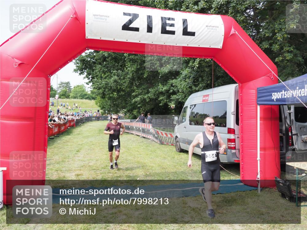 21.06.2025 - 27. Vierlanden-Triathlon MichiJ http://msf.ph/oto/7998213 15.06.2026 11:21:47 Ziel 384, 407 meine-sportfotos.de