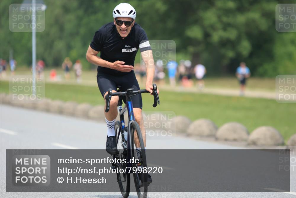 21.06.2025 - 27. Vierlanden-Triathlon H.Heesch http://msf.ph/oto/7998220 15.06.2025 12:28:02 Radfahren 845, 857, 892 meine-sportfotos.de