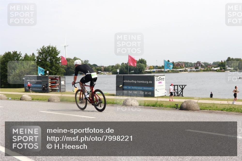 15.06.2025 - 27. Vierlanden-Triathlon H.Heesch http://msf.ph/oto/7998221 15.06.2025 11:35:48 Radfahren 70, 735, 903 meine-sportfotos.de