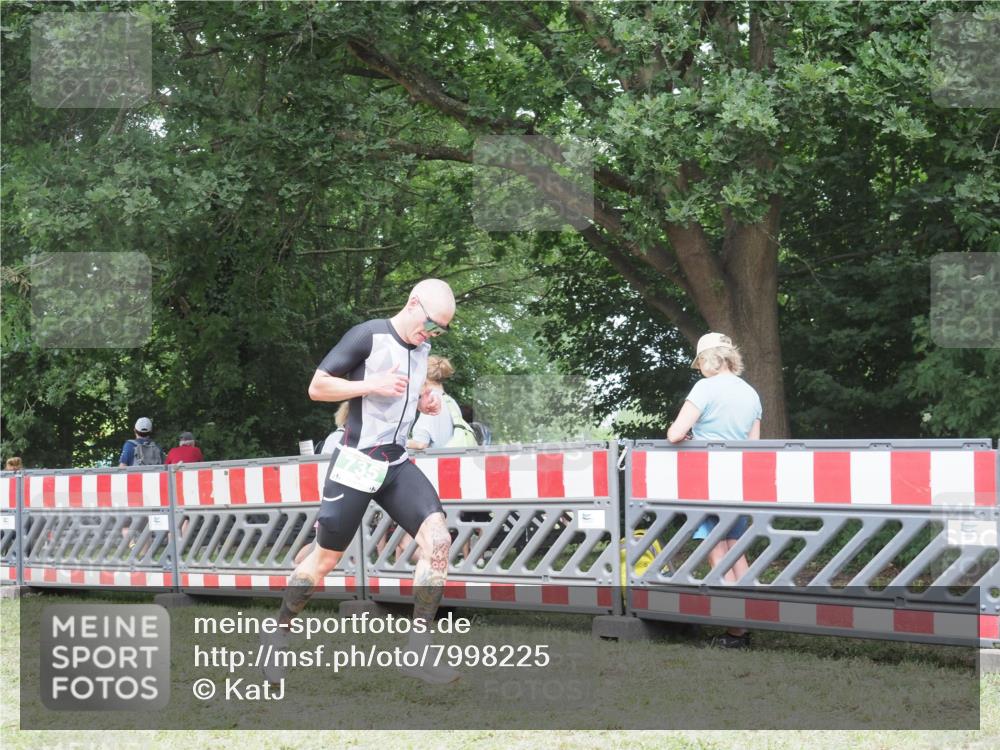 21.06.2025 - 27. Vierlanden-Triathlon KatJ http://msf.ph/oto/7998225 15.06.2025 12:52:35 Ziel 735 meine-sportfotos.de