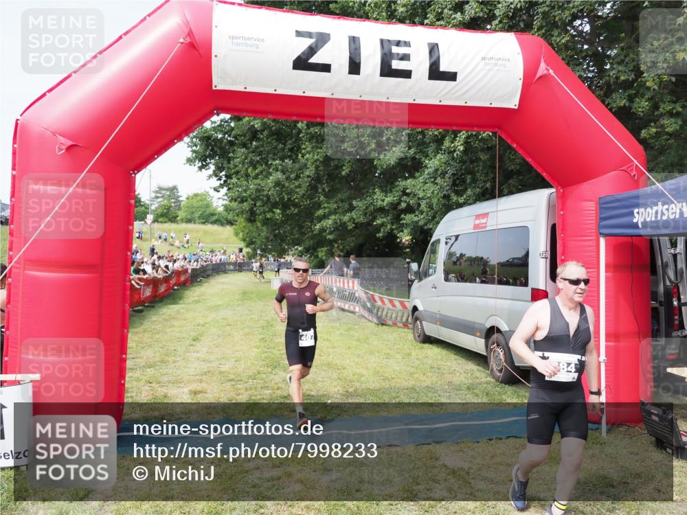 21.06.2025 - 27. Vierlanden-Triathlon MichiJ http://msf.ph/oto/7998233 15.06.2026 11:21:47 Ziel 384, 407 meine-sportfotos.de
